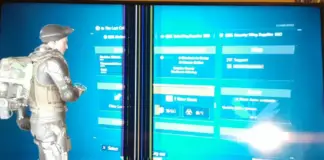 L’écran de télévision est cassé, fissuré, rayé, taché.