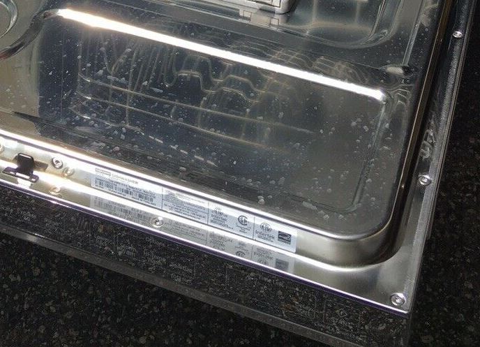 Comment trouver le numéro de modèle et de série sur la porte du lave-vaisselle Samsung ?