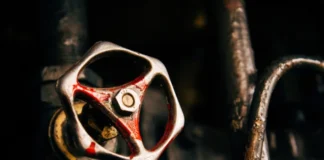 Comment réparer une fuite de la valve d’eau on/off d’une machine à laver derrière le lave-linge