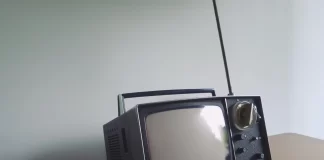 Qu’est-ce que l’insertion d’un cadre noir sur un téléviseur, expliqué