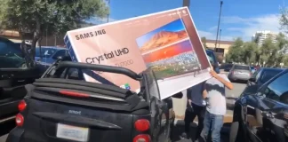 Un téléviseur de 75 pouces peut-il être transporté dans une voiture ?